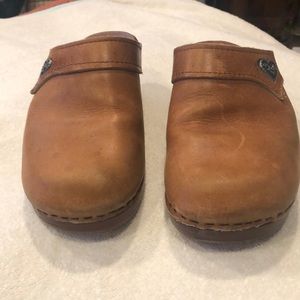 Ladies Anna Clogs size 38. Brown.